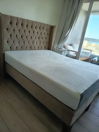 Cama matrimonial con colchón y respaldo capitoné - miniatura 1