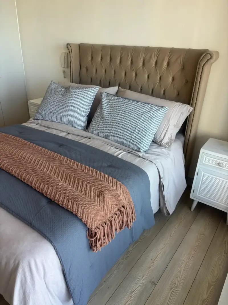 Cama matrimonial con colchón y respaldo capitoné - 2