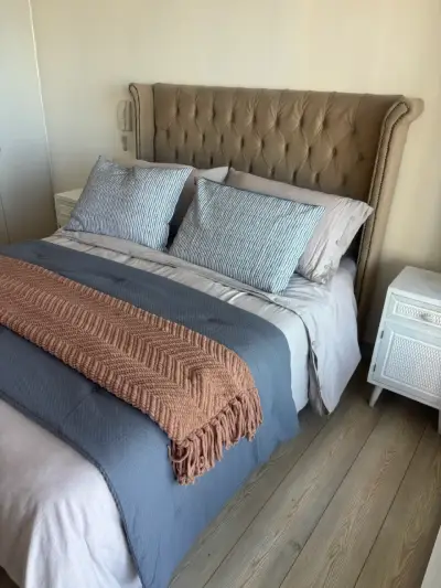 Cama matrimonial con colchón y respaldo capitoné - miniatura 2