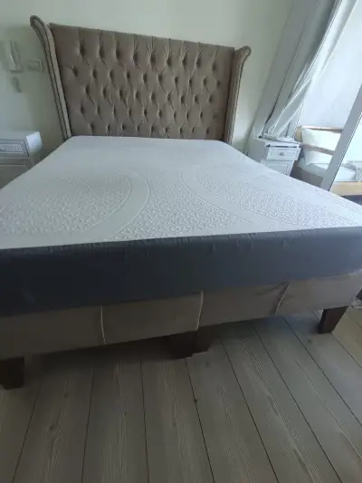 Cama matrimonial con colchón y respaldo capitoné - miniatura 3