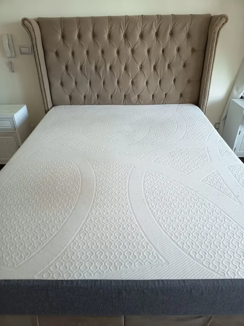Cama matrimonial con colchón y respaldo capitoné - 4