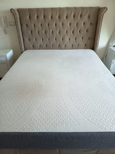 Cama matrimonial con colchón y respaldo capitoné - miniatura 4