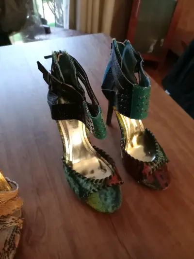 Tacones de cuero multicolor con diseño único - miniatura 1