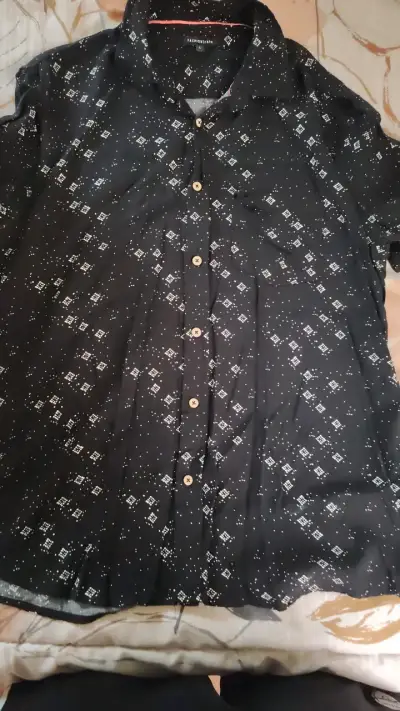 Camisa negra estampada FashionSpark para hombre - miniatura 1
