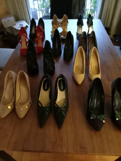 Tacones de cuero multicolor con diseño único - miniatura 3
