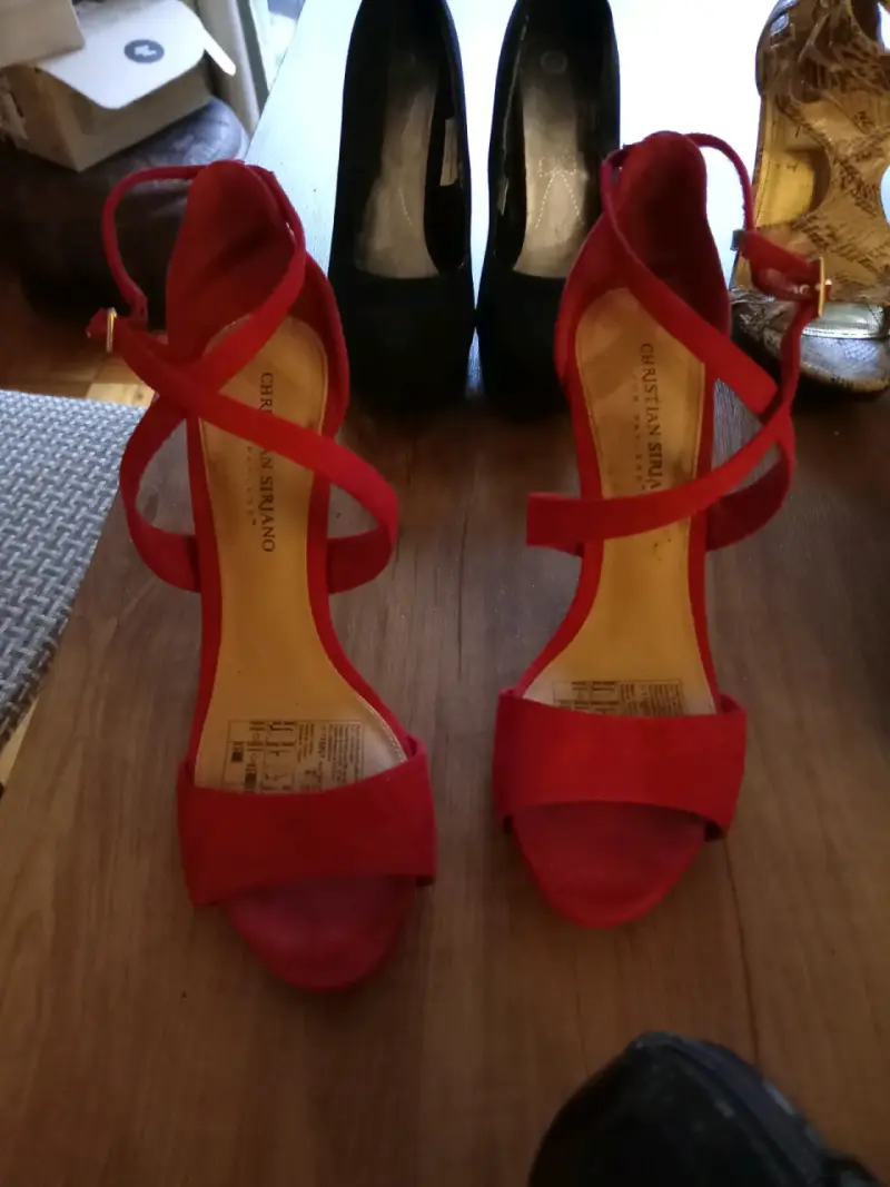 Tacones de cuero multicolor con diseño único - 4