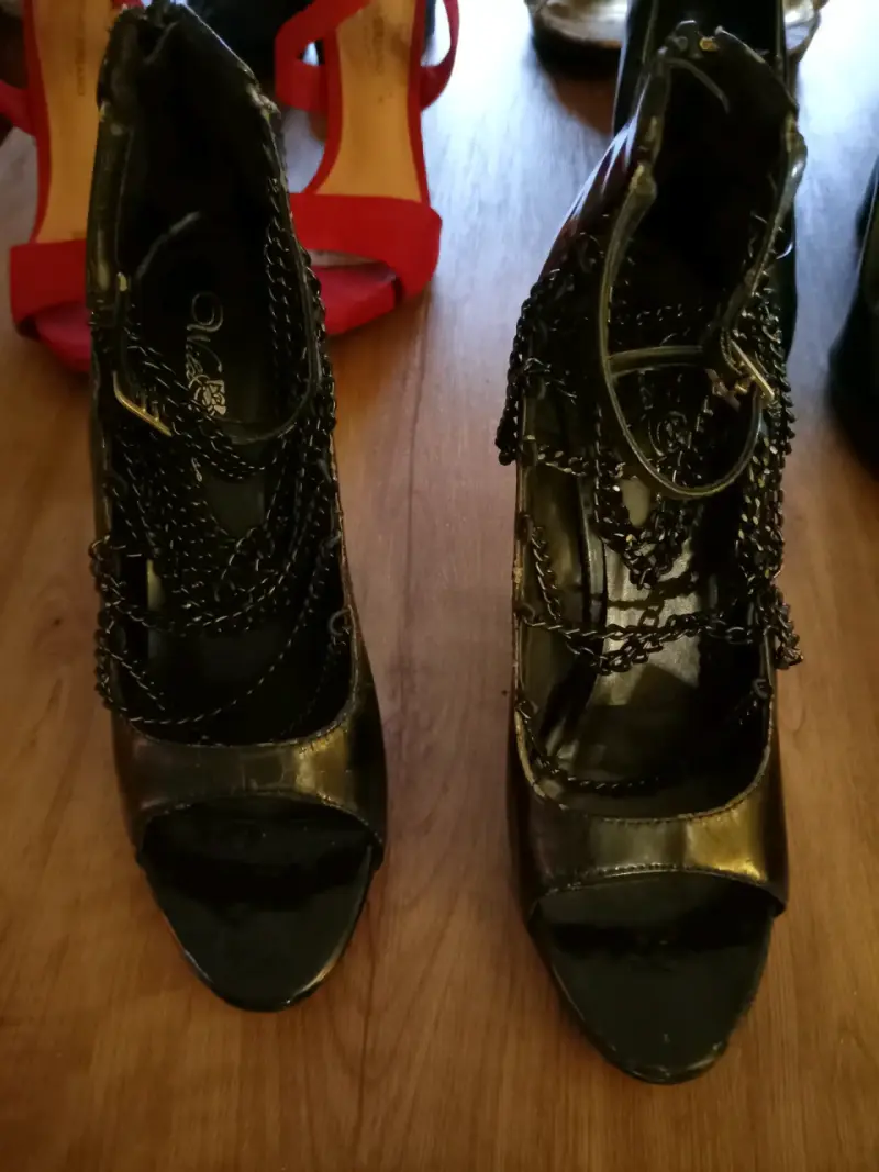 Tacones de cuero multicolor con diseño único - 5