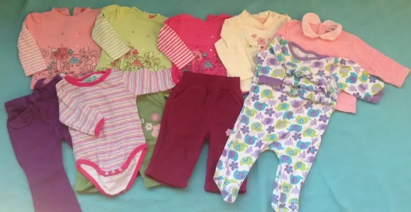 Ropa de bebé variada en colores vivos - 1