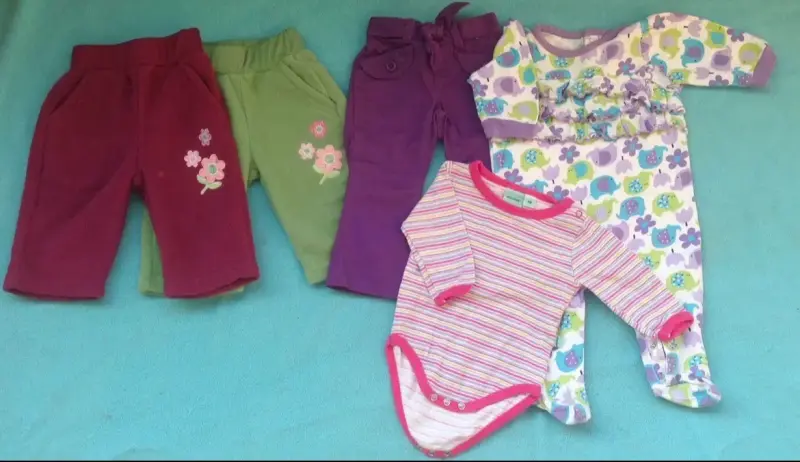 Ropa de bebé variada en colores vivos - 2
