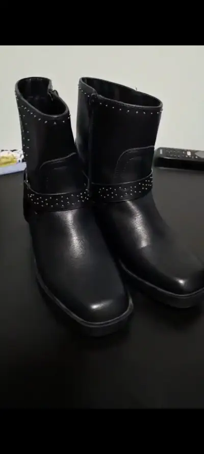 Botines negros con tachas para mujer - miniatura 1