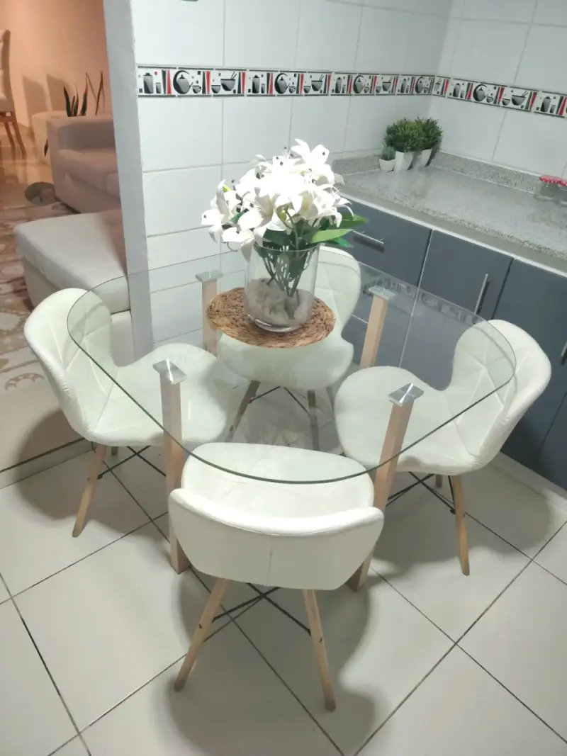 Juego de comedor redondo de vidrio con sillas blancas - 1