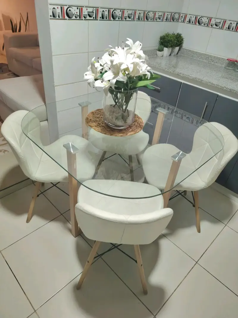 Juego de comedor redondo de vidrio con sillas blancas - 2