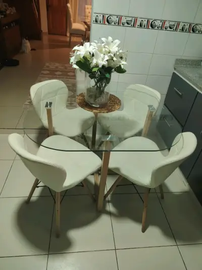 Juego de comedor redondo de vidrio con sillas blancas - miniatura 4