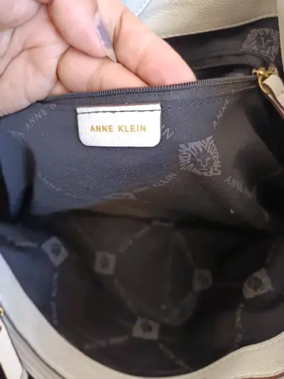 Bolso blanco con borlas Anne Klein - miniatura 4