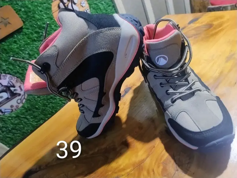 Botas de senderismo gris y negro talla 39