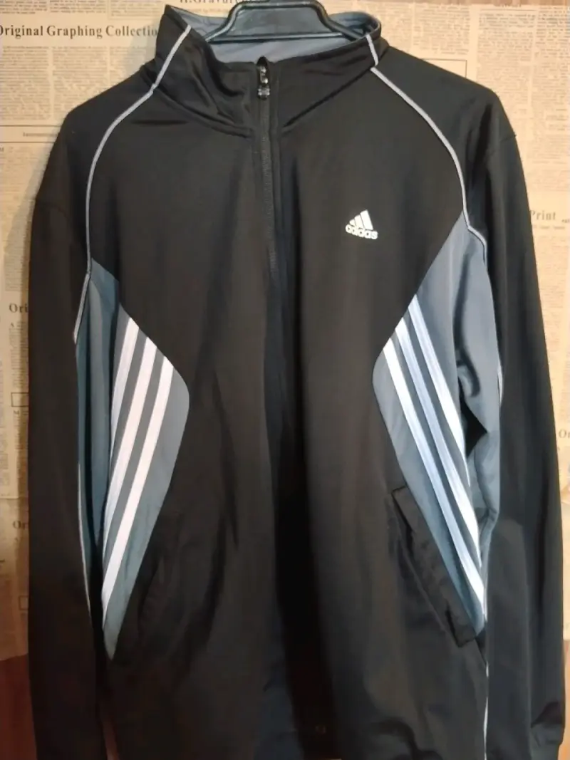 Chaqueta deportiva Adidas negra con detalles grises - 1