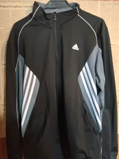 Chaqueta deportiva Adidas negra con detalles grises - miniatura 1