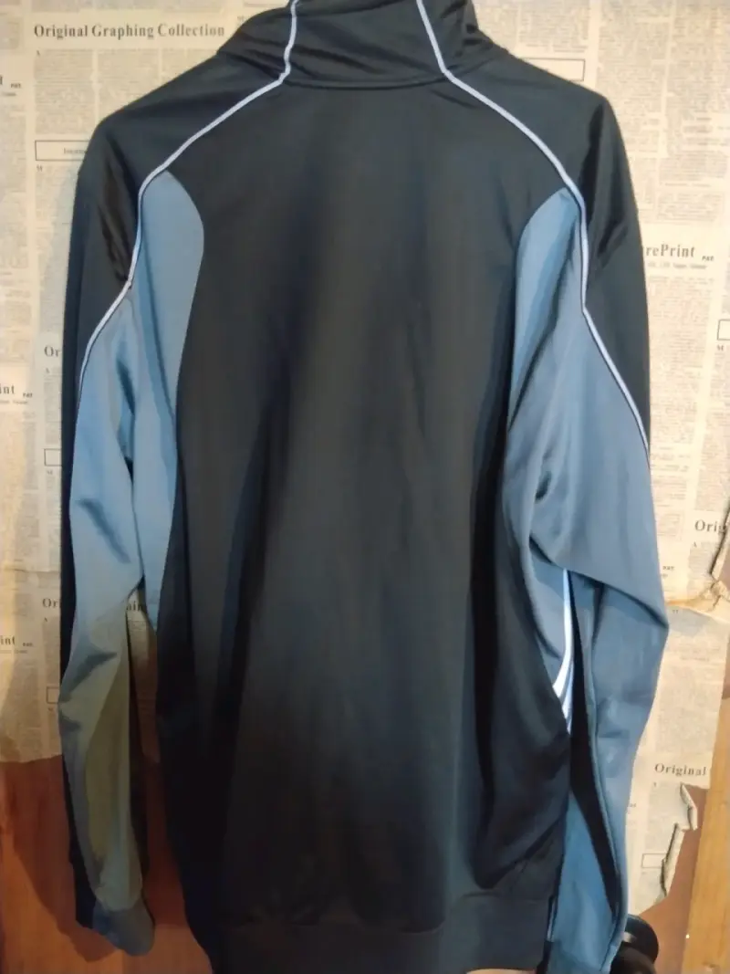 Chaqueta deportiva Adidas negra con detalles grises - 2