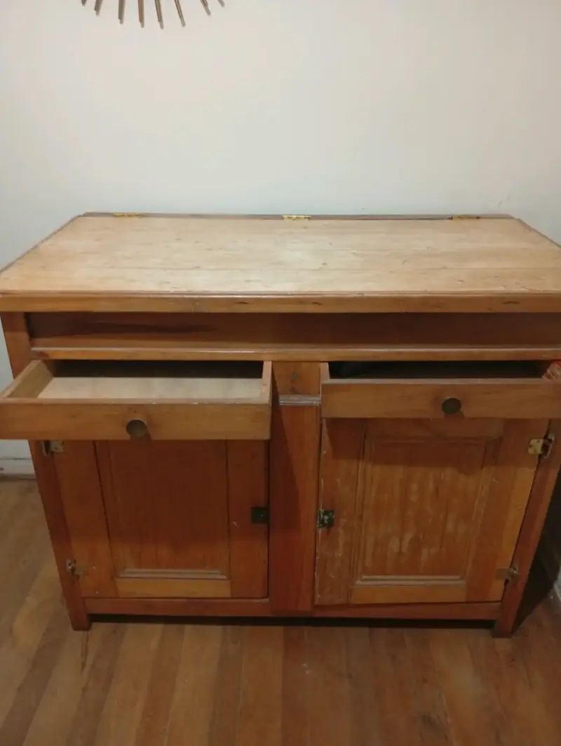 Mueble de cocina de madera con cajones y puertas - 1