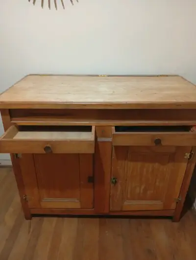 Mueble de cocina de madera con cajones y puertas - miniatura 1