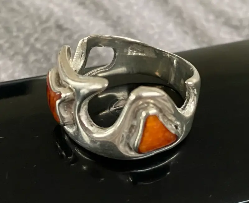 Anillo de plata 925 con diseño moderno y ámbar