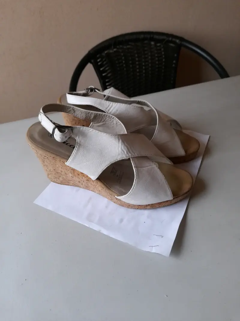 Sandalias de cuña blancas para mujer