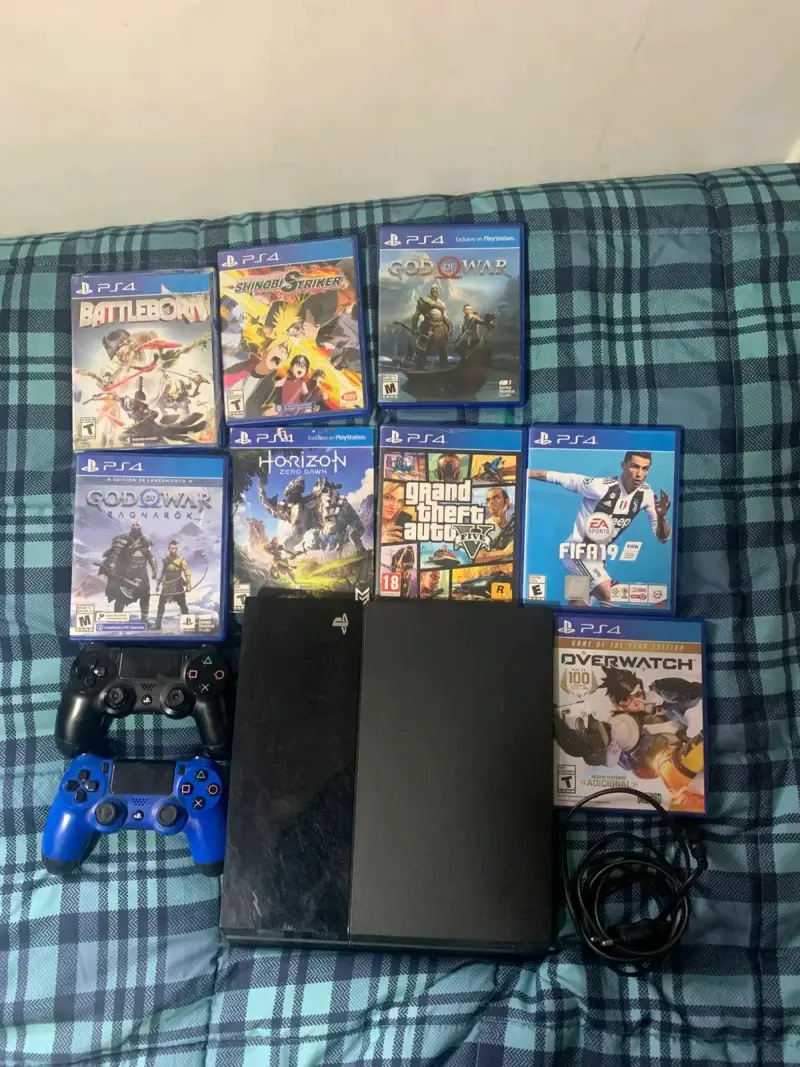 Consola PS4 con juegos y dos controles - 1