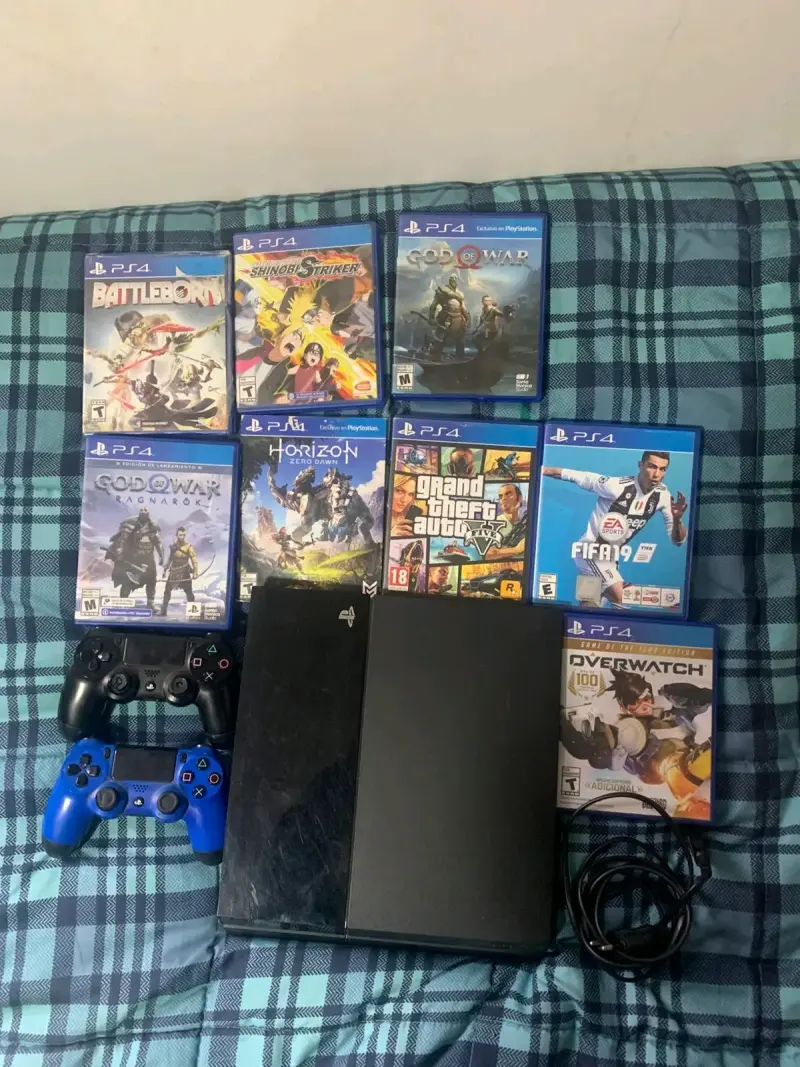 Consola PS4 con juegos y dos controles - 2