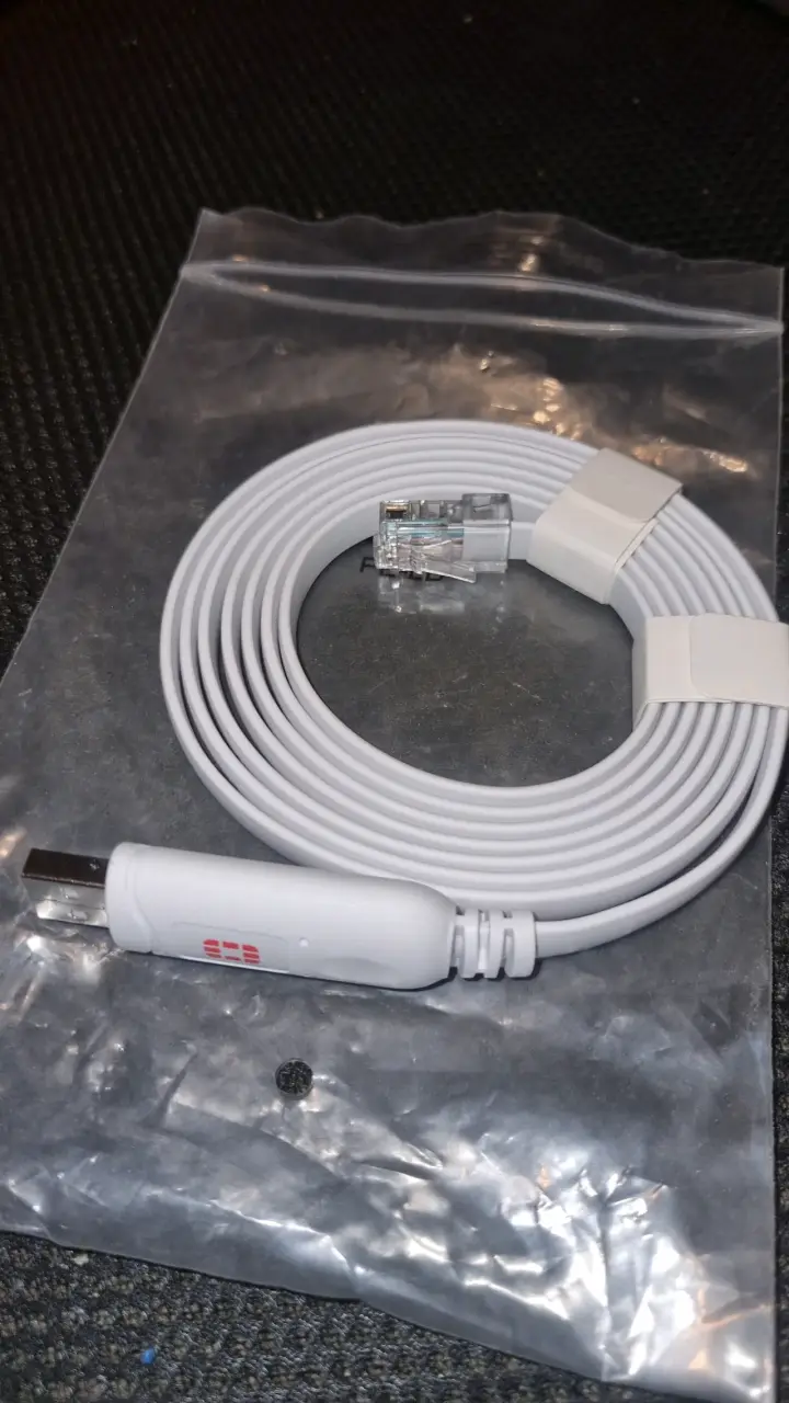 Cable consola blanco.