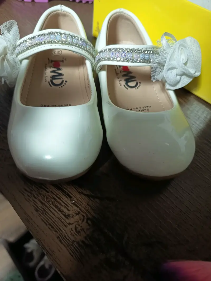 Zapatos de niña blancos con flores y brillantes - 1