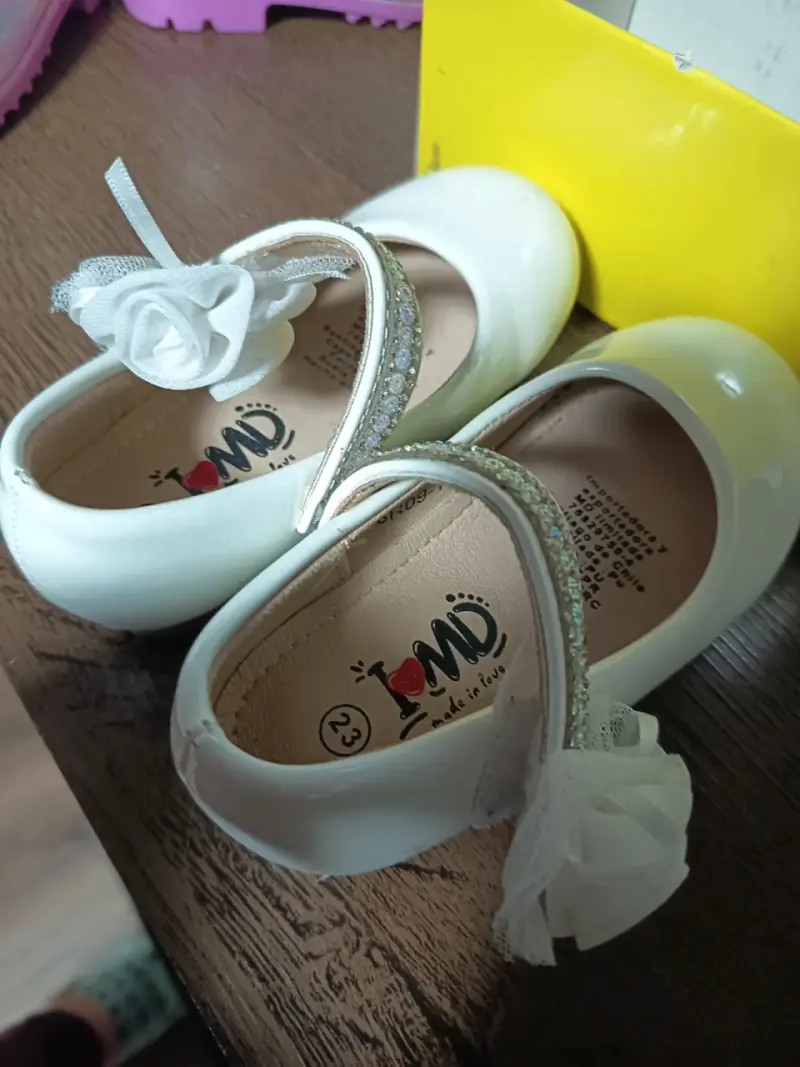 Zapatos de niña blancos con flores y brillantes - 2