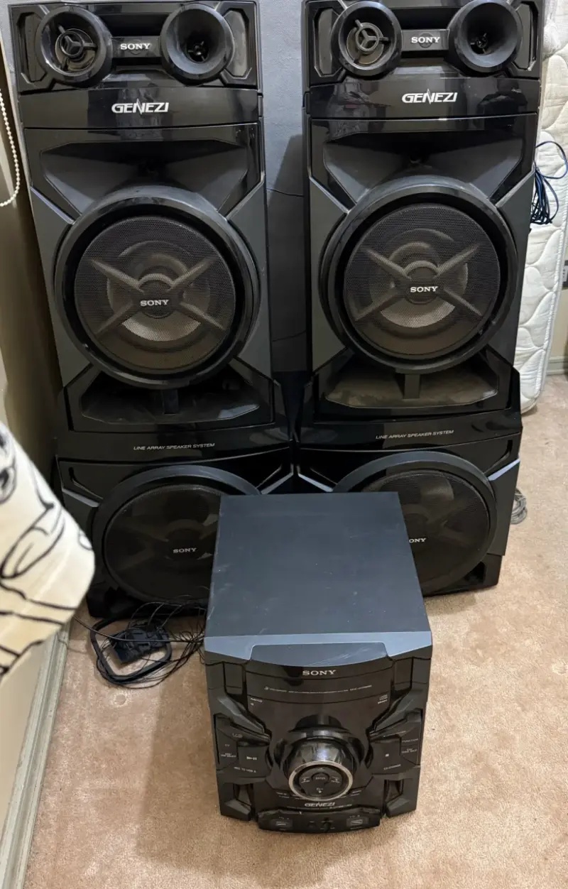 Sistema de sonido Sony Genezi con parlantes potentes