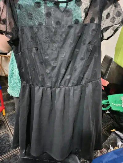 Vestido negro con transparencias y lunares - miniatura 1