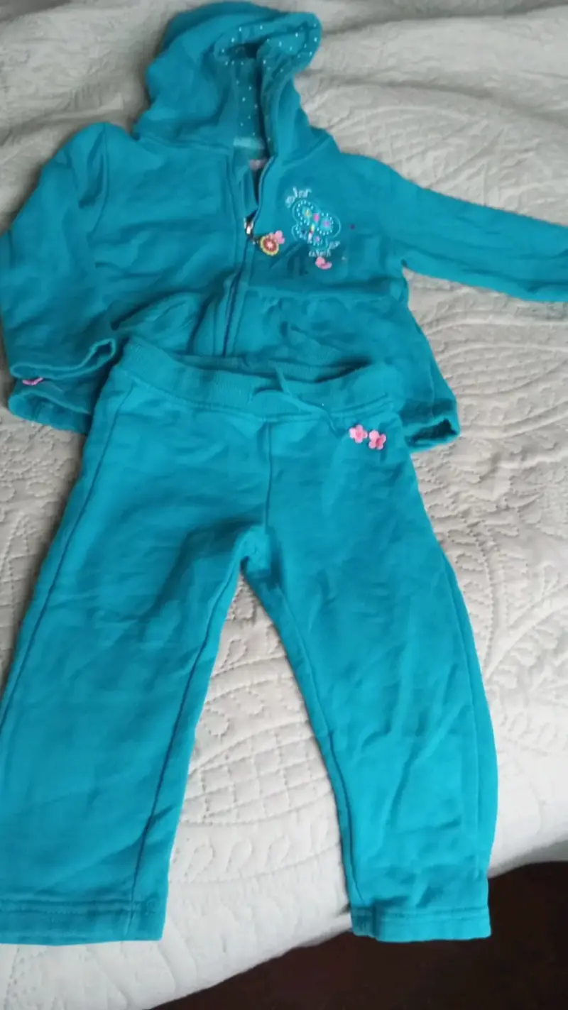 Conjunto deportivo infantil turquesa con capucha