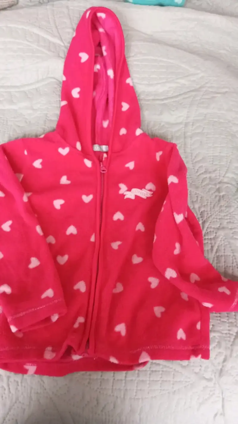 Polerón rosado con capucha y corazones para niña