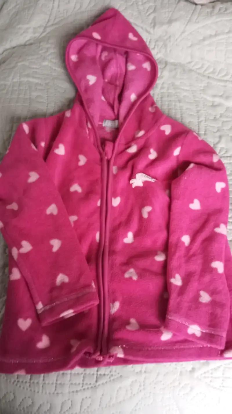 Poleron de polar rosado con capucha y corazones
