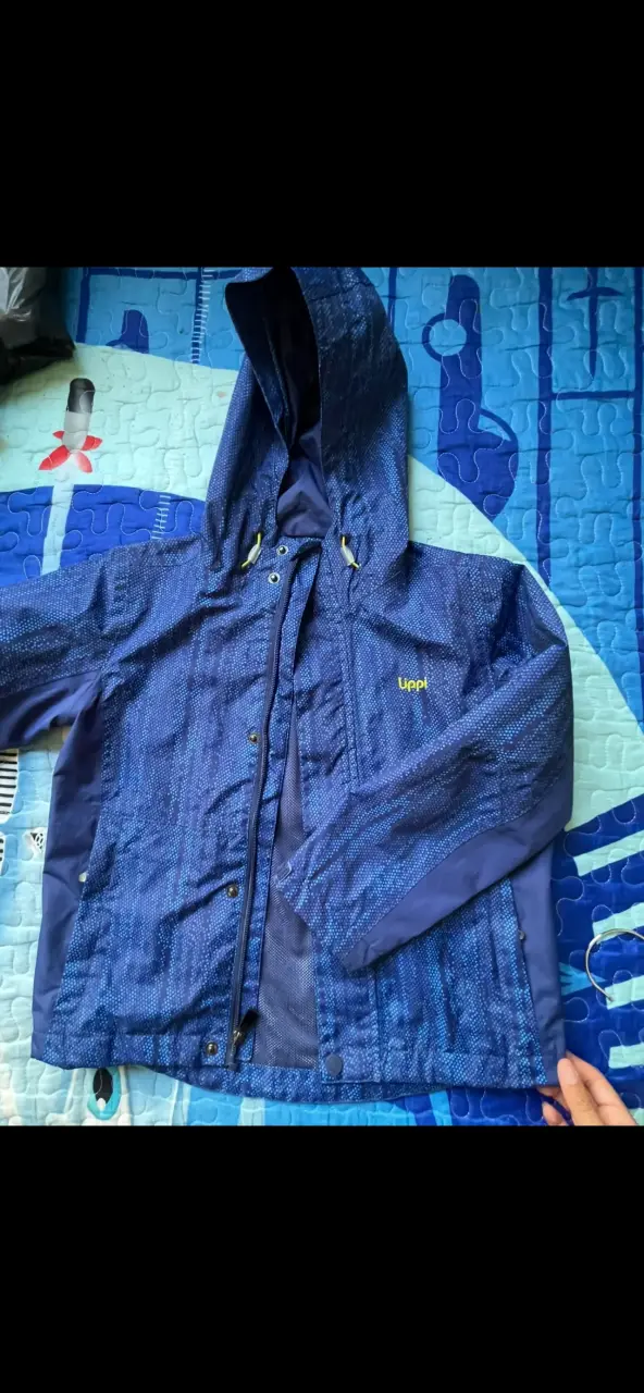 Chaqueta impermeable azul con capucha Lippi - 1