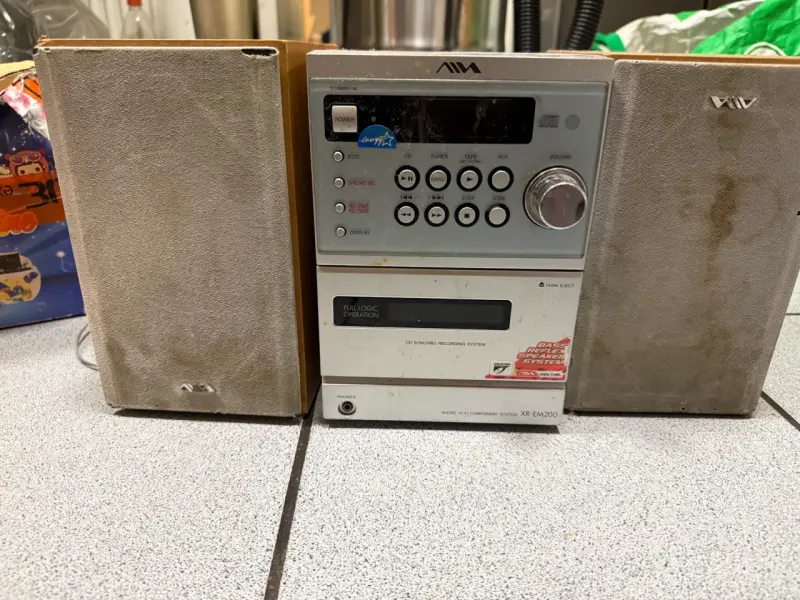 Equipo de sonido Aiwa con parlantes integrados