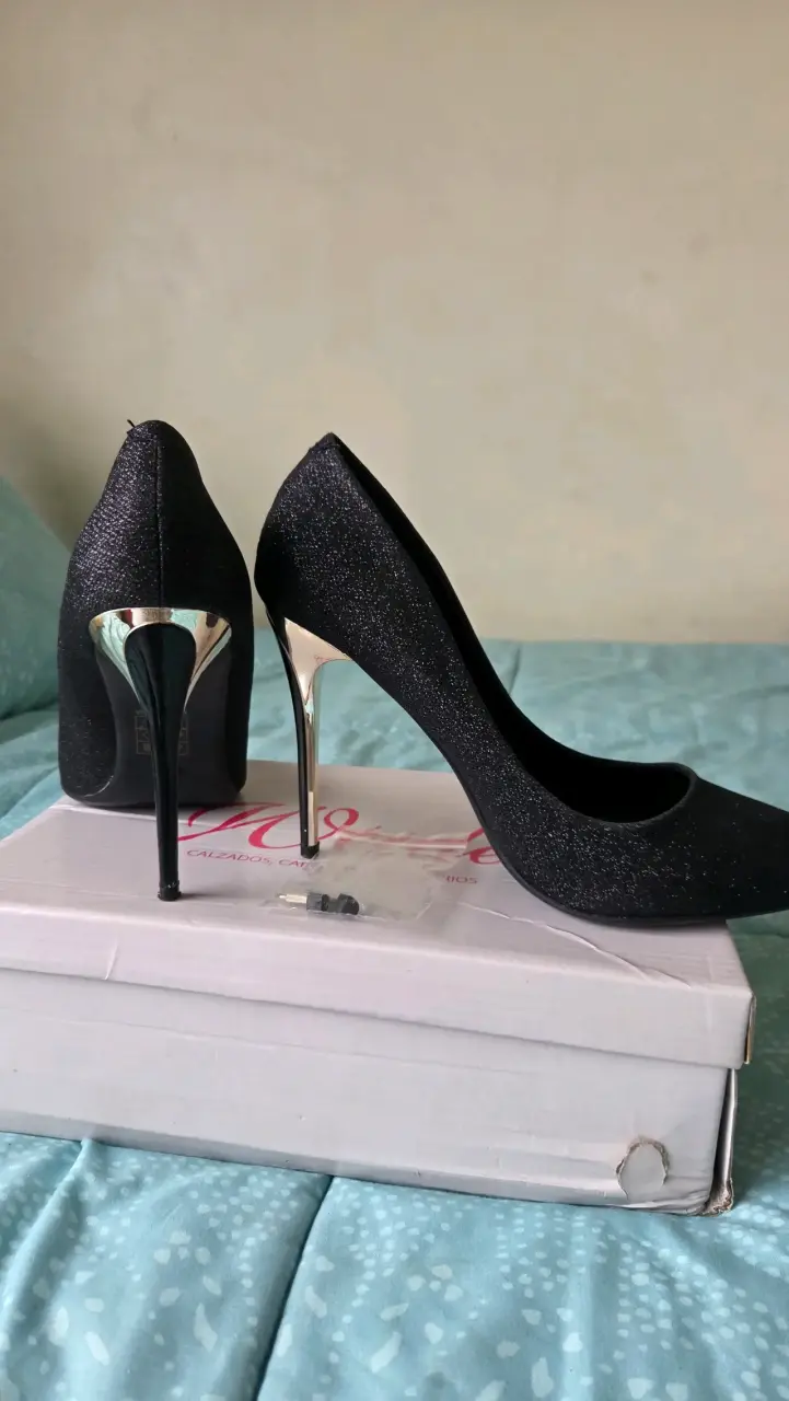 Tacones negros con brillo y tacón metálico