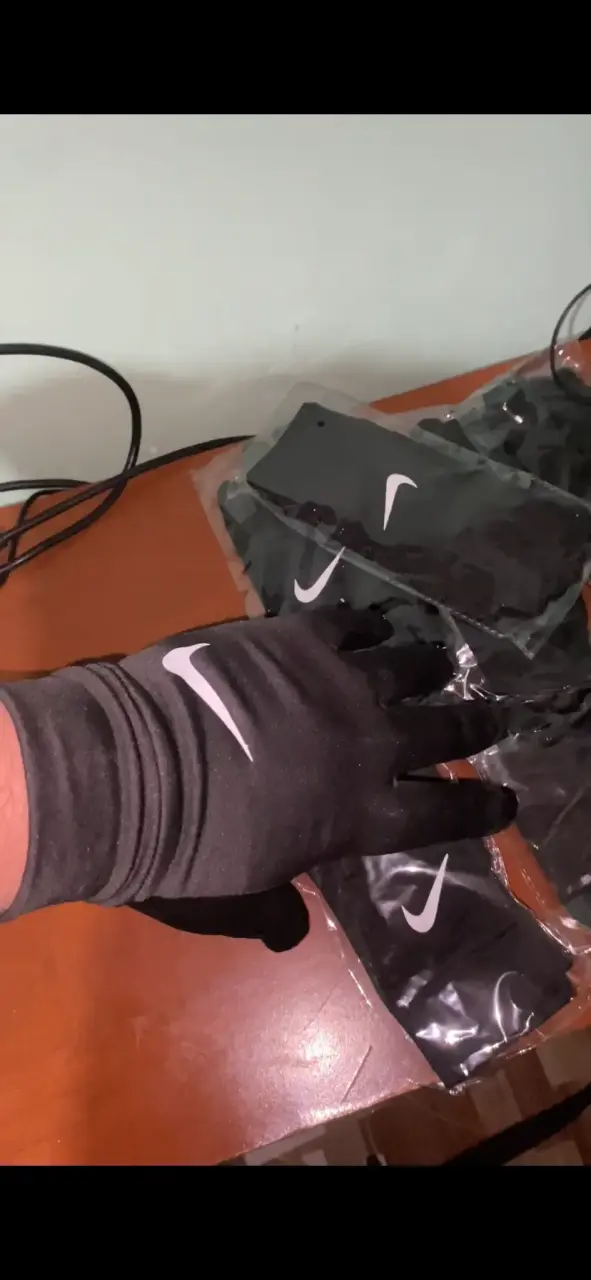 Guantes deportivos negros Nike con logo - 2