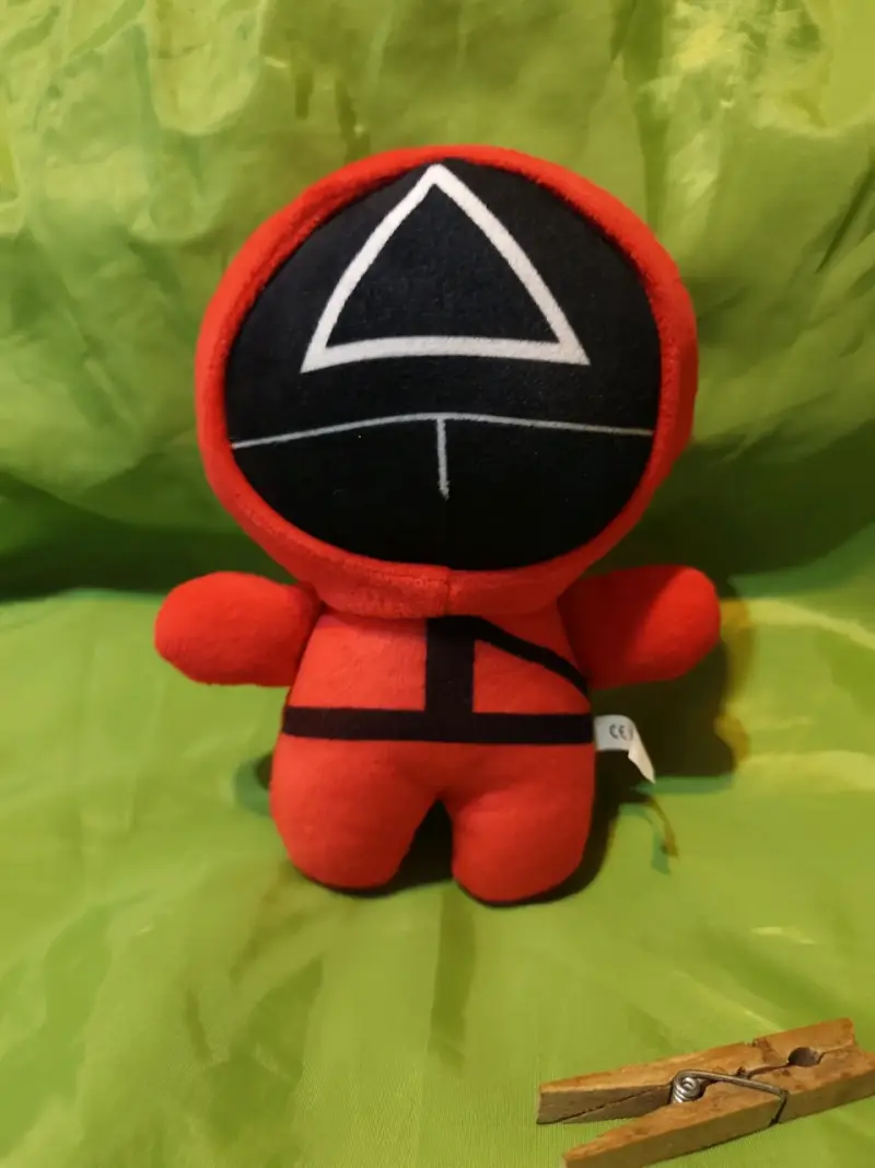 Peluche rojo de guardia de serie popular - 1
