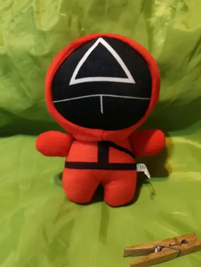 Peluche rojo de guardia de serie popular - miniatura 1