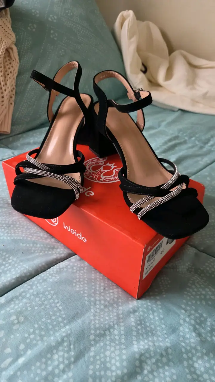 Sandalias de tacón negras con brilla - 2