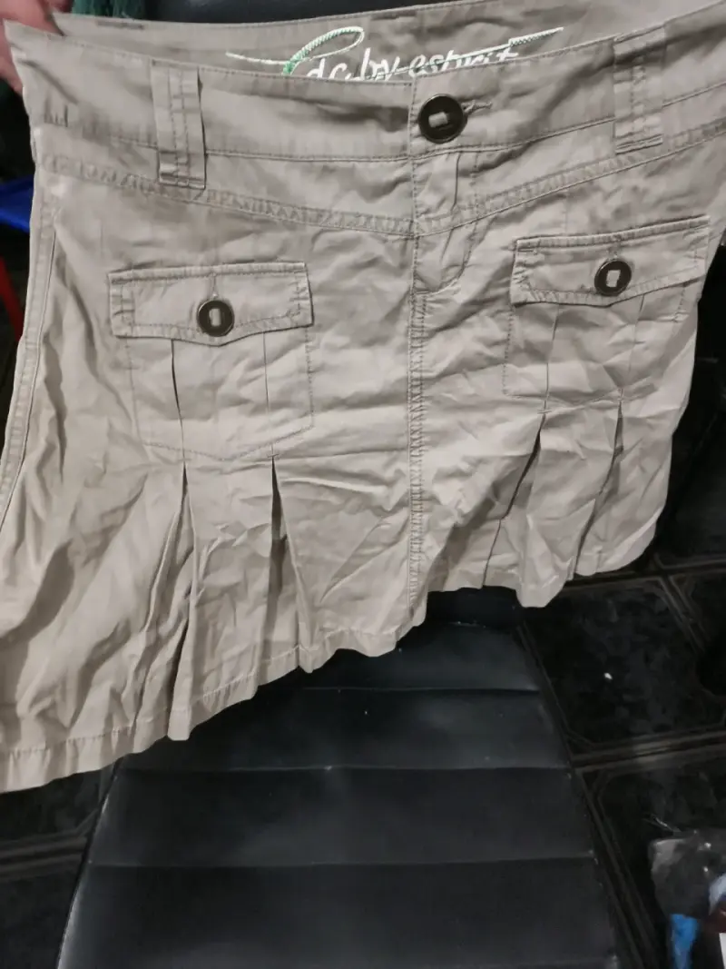 Falda beige con bolsillos estilo cargo - 3