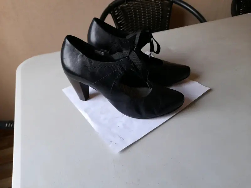 Zapatos de tacón negro para mujer