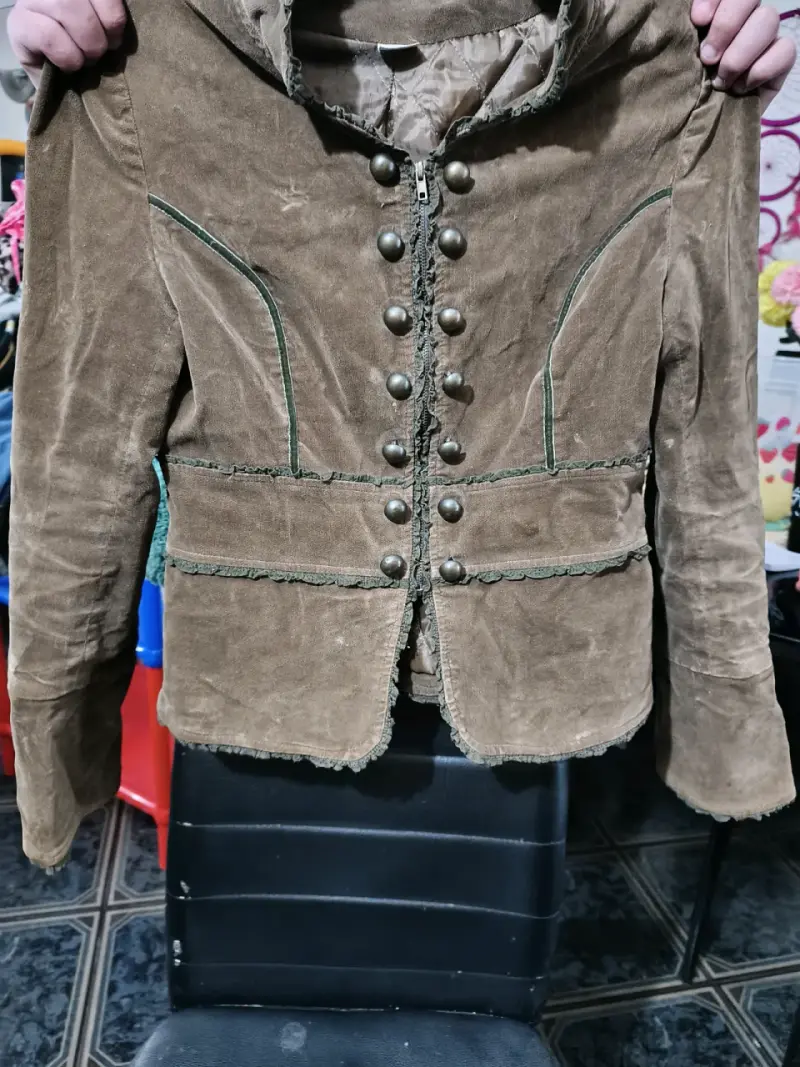 Chaqueta de gamuza marrón con botones decorativos - 1