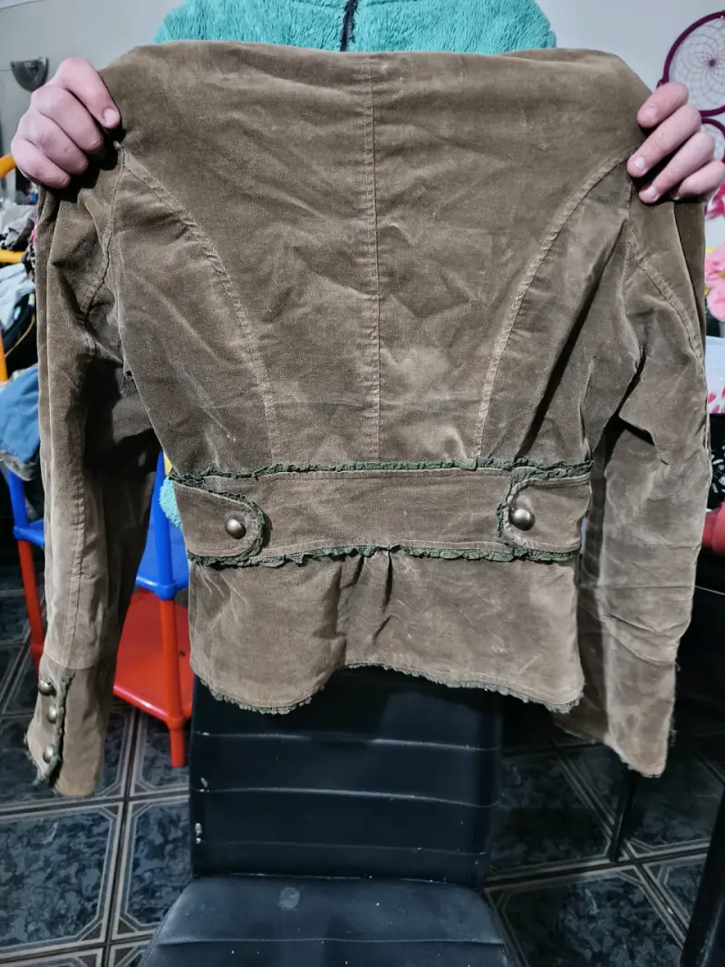 Chaqueta de gamuza marrón con botones decorativos - 2