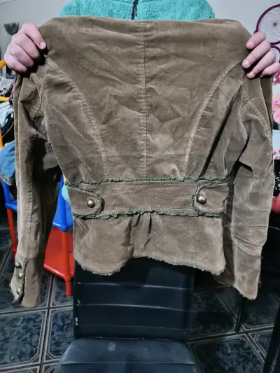 Chaqueta de gamuza marrón con botones decorativos - miniatura 2
