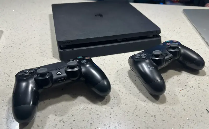Consola PlayStation 4 Slim + 2 Controles + juegos - 1