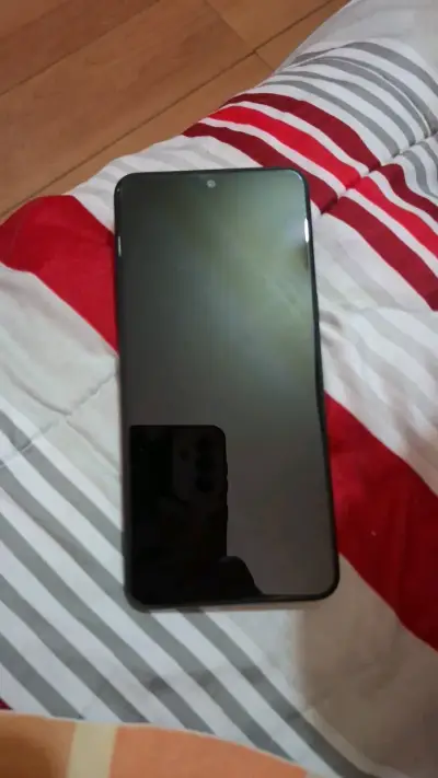 Smartphone LG con funda dorada - miniatura 1